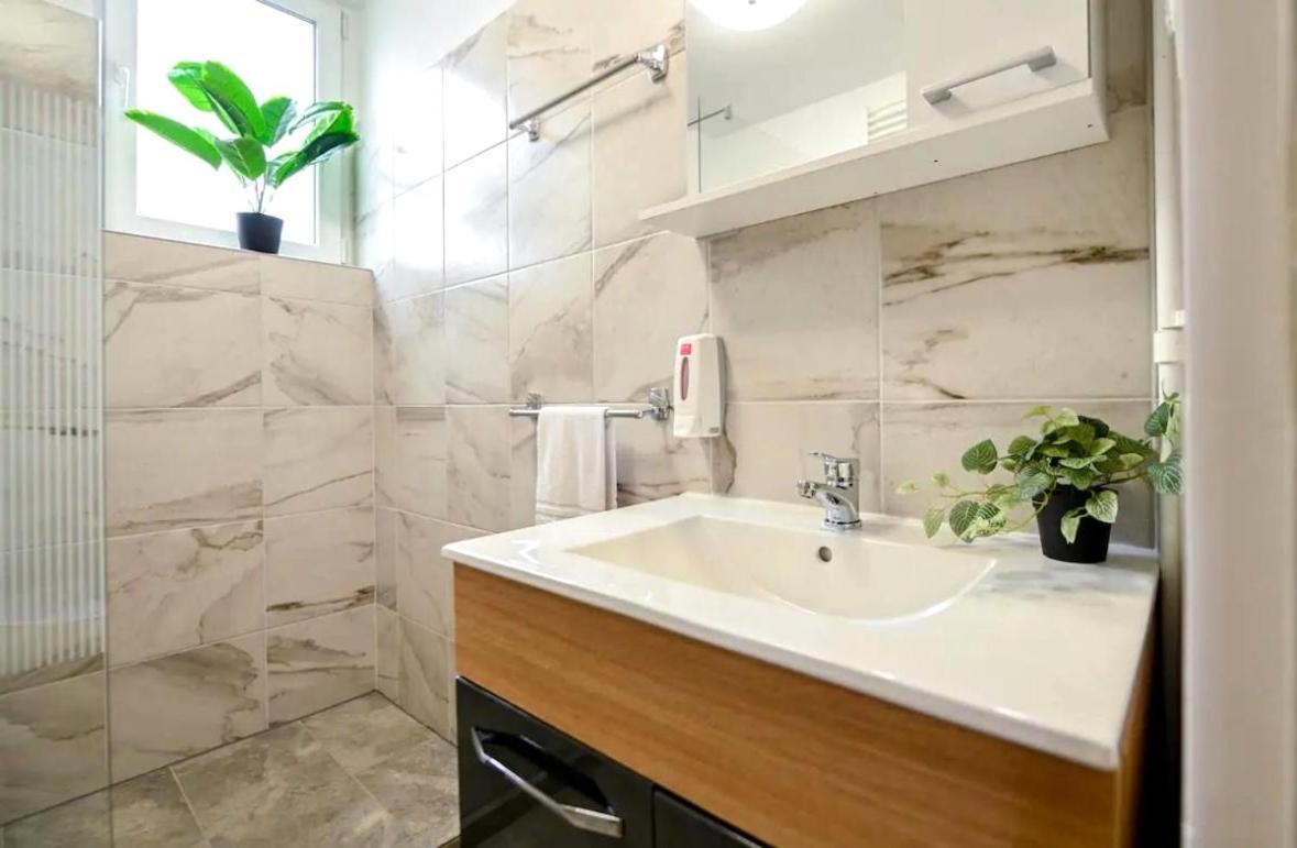 Fluidity - Refined 2br Retreat In Center Apartment