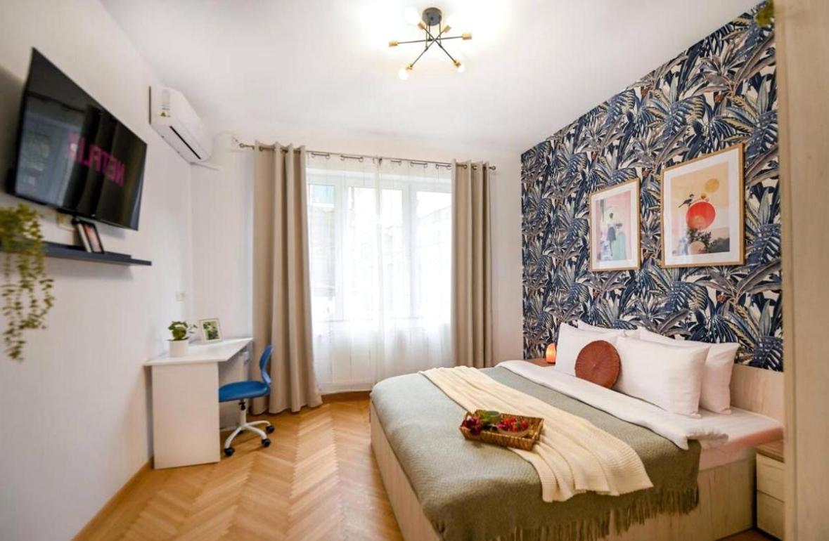 Fluidity - Refined 2br Retreat In Center Apartment *
