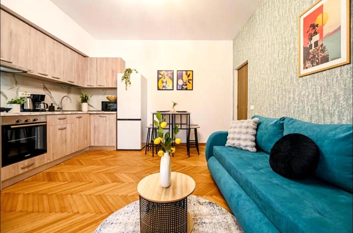 Apartment Fluidity - Refined 2br Retreat In Center
