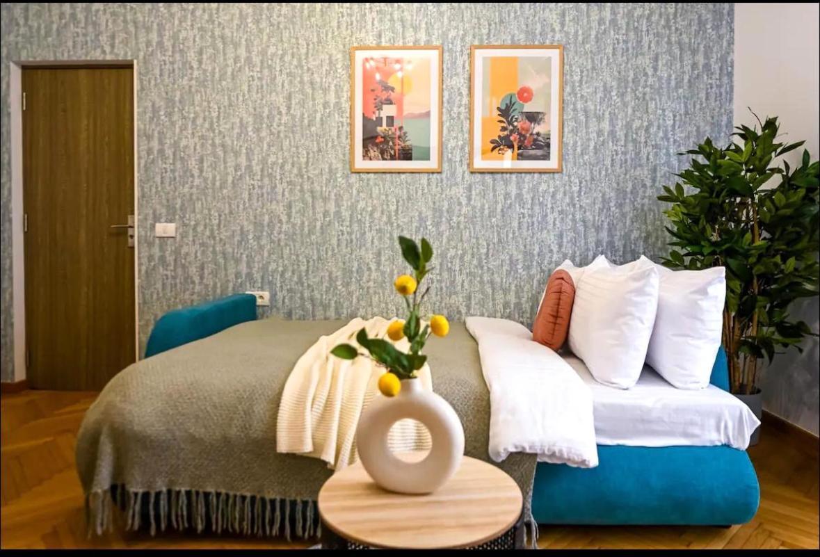 Apartment Fluidity - Refined 2br Retreat In Center